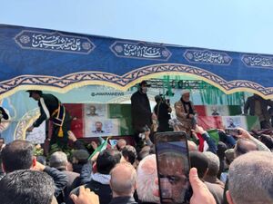 فیلم/ پیکر شهدا در میان سیل جمعیت مردم