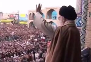 فیلم/ سفر رهبر شهید انقلاب به استان یزد در دی‌ ۱۳۸۶