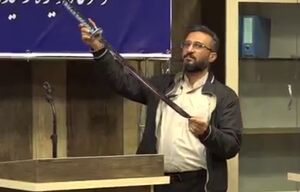 فیلم/ نمایش سلاح عجیب یکی از محکومان اغتشاشات دی ماه در دادگاه!