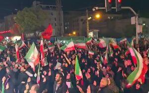 "حسین حسین شعار ماست، شهادت افتخار ماست"