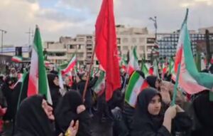 فیلم/ واکنش مردم در لحظه تحویل سال با شنیدن صدای رهبر شهید