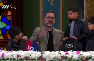 فیلم/ پیراهن مسی در پخش زنده تلویزیون پاره شد