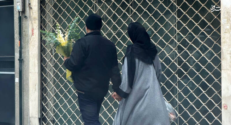 ما زنده‌ایم مثل امید…عشق و گل زیر بمباران دشمن - مشرق نیوز