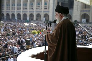 فیلم/ اقامه نماز عید فطر سال گذشته توسط رهبر شهیدمان