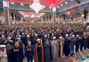 فیلم/ اقامه نماز عید فطر در حرم حضرت معصومه (س)