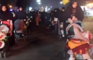 فیلم/ مادران گیلانی با کالسکه به میدان آمدند
