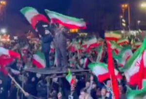 شعار جالب مردم در میدان انقلاب تهران