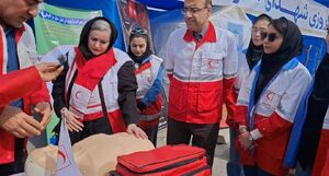 حضور خانم بازیگر در بین هلال احمری‌ها