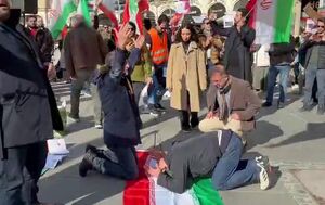 بوسه به پرچم ایران در آلمان