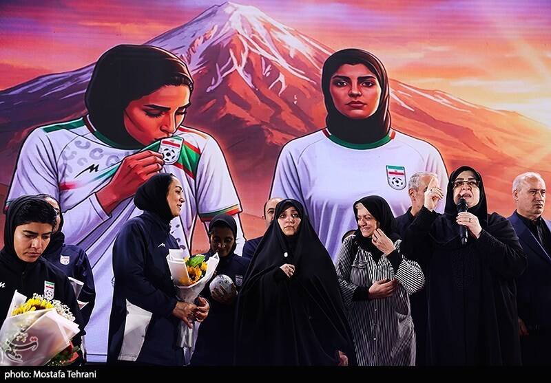 دختران فوتبالیست قهرمان ایران - مشرق نیوز