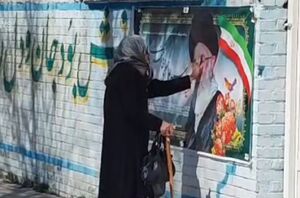 تبرک جستن یک مادر فرخشهری از عکس رهبر شهید