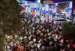 صف‌های طولانی در مقابل پمپ بنزین‌ها در هند