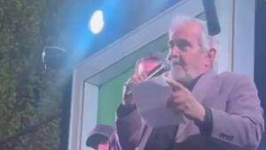 فیلم/ حاج علی انسانی در میدان انقلاب بزن که خوب میزنی خواند