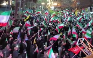 فیلم/ سرود سلام فرمانده زیر باران رحمت الهی در میدان ولی عصر