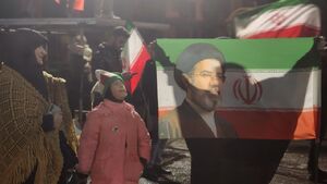 حال و هوای مردم در بامداد پنجشنبه 6 فروردین در میدان انقلاب تهران