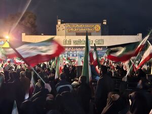 عکس/ ادای احترام و تقدیم گل به شهدای اداره برق میدان شهدا