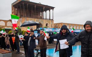 زنجیره انسانی در محکومیت حمله دشمن به آثار تاریخی اصفهان