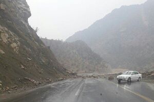 جاده بندرعباس - بندرخمیر به دلیل ریزش کوه مسدود شد