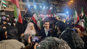 ‌تازه عروس و داماد در تجمع میدان انقلاب تهران