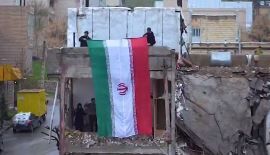 فیلم/ اهتزاز پرچم ایران در خانه‌ای که موشک خورده
