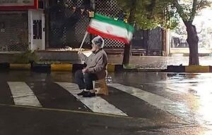 عکس/ ساعتِ چهار بامداد،زیر باران...