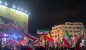 "قاتل رهبر رو بزن ضربه آخر رو بزن"