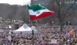 فیلم/ اهتزاز پرچم ایران در آمریکا هنگام سخنرانی برنی سندرز