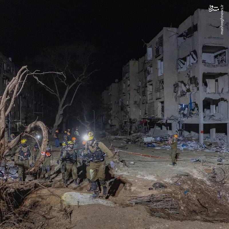حییم گلدبرگ، خبرنگار Flash90 با انتشار این تصویر نوشت: روز 2 فروردین 1405دو محل اصابت موشک‌های بالستیک شلیک‌شده از ایران به‌سوی اسرائیل، که در شهرهای عراد و دیمونا در جنوب اسرائیل فرود آمدند و باعث ده‌ها تلفات با درجات مختلف جراحت شدند.