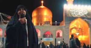 فیلم/ گفتگوی مردم با رزمندگان پشت لانچر در حرم امام رضا (ع)