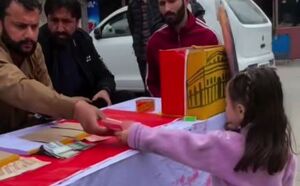 فیلم/ کمک‌های مردمی پاکستان در حمایت از ایران