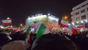 رجزخوانی حسین طاهری و همراهی مردم در زیر باران شدید پایتخت