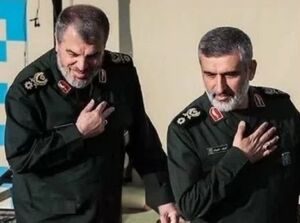 تصویری از سردار شهید اسحاقی در کنار شهید حاجی زاده