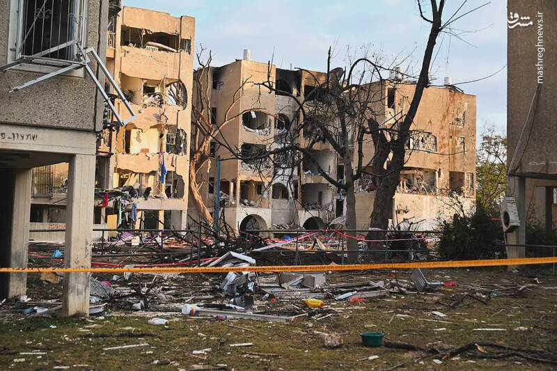 پائولینا پاتایمر، عکاس مستقل سرزمین‌های اشغالی با انتشار تصویری نوشت: حدود 175 نفر در حملات موشکی ایران زخمی شدند، صدها نفر به هتل‌های دریای مرده منتقل شدند و چندین ساختمان در اَرید برای تخریب در نظر گرفته شده‌اند، در حالی که محدودیت‌ها در بخش‌هایی از جنوب همچنان برقرار است. 3 فروردین 1405