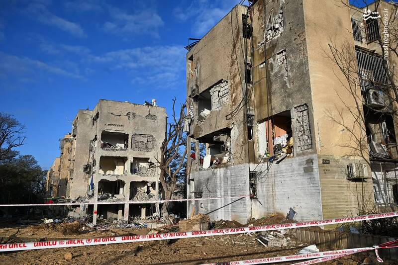 پائولینا پاتایمر، عکاس مستقل سرزمین‌های اشغالی با انتشار تصویری نوشت: حدود 175 نفر در حملات موشکی ایران زخمی شدند، صدها نفر به هتل‌های دریای مرده منتقل شدند و چندین ساختمان در اَرید برای تخریب در نظر گرفته شده‌اند، در حالی که محدودیت‌ها در بخش‌هایی از جنوب همچنان برقرار است. 3 فروردین 1405