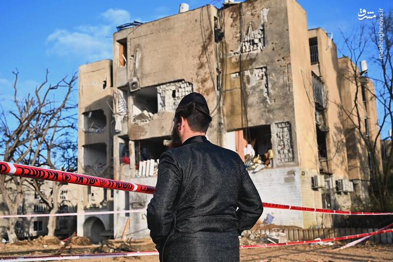پائولینا پاتایمر، عکاس مستقل سرزمین‌های اشغالی با انتشار تصویری نوشت: حدود 175 نفر در حملات موشکی ایران زخمی شدند، صدها نفر به هتل‌های دریای مرده منتقل شدند و چندین ساختمان در اَرید برای تخریب در نظر گرفته شده‌اند، در حالی که محدودیت‌ها در بخش‌هایی از جنوب همچنان برقرار است. 3 فروردین 1405