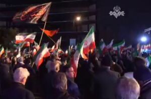 فیلم/ مردم در تجمعات شبانه انگشت‌هایشان را یک بار دیگر جوهری کردند