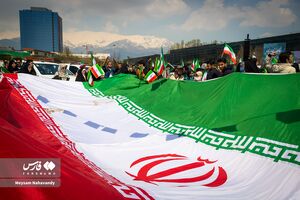 عکس/ اهتزاز بزرگترین پرچم مقدس ایران در تهران