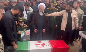فیلم/ اقامه نماز بر پیکر شهید تنگسیری در آبادان