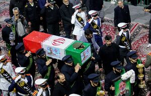 قیام مردمان قم برای تکریم فرزند ایران/ فرمانده دلاور وطن در جوار حاج رمضان آرام گرفت+عکس و فیلم