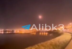 فیلم/ لحظه اصابت موشک پدافندی آمریکا در منازل بحرینی‌ها