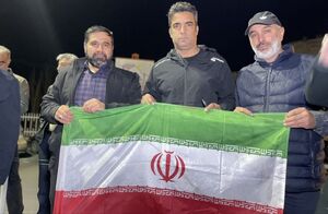 عکس/ پرچم ایران در دست منوچهر هادی