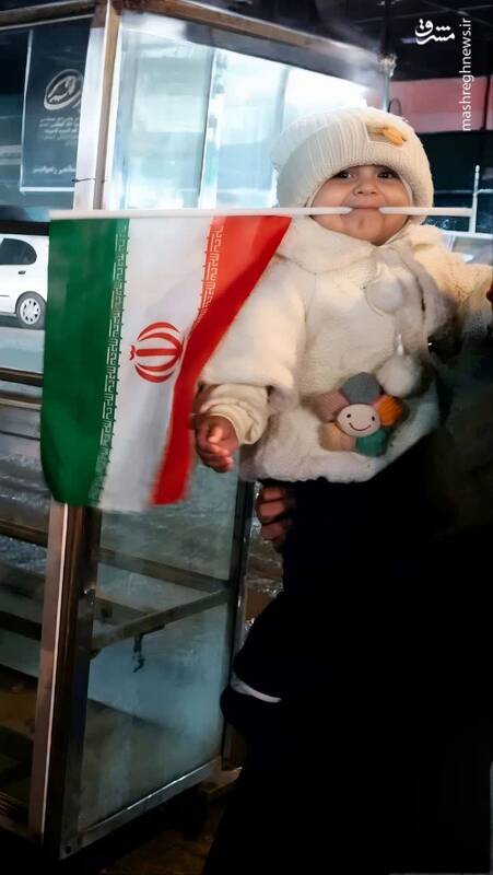 حتی چوب‌پرچم این بچه رو با گرین‌کارت عوض نمی‌کنیم