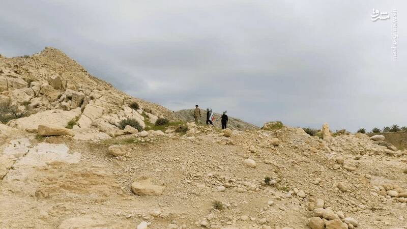 عکس/ حضور میدانی امام جمعه اهواز برای شکار هواگردهای دشمن