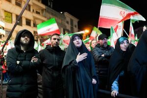 عکس/ حضور فرزندان حاج قاسم در تجمع شبانه میدان انقلاب
