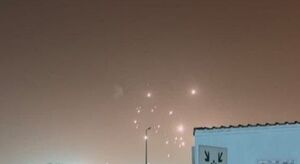 فیلم/ لحظه اصابت موشک به منطقۀ الجبیل در عربستان