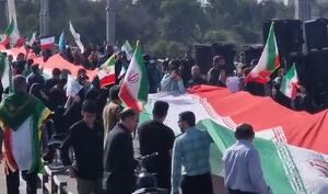 فیلم/ تشکیل زنجیره مردمی روی پل سفید اهواز