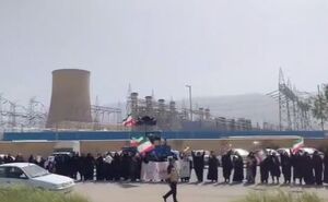 فیلم/ تشکیل زنجیره انسانی مقابل نیروگاه سیکل ترکیبی کازرون