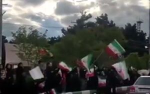 فیلم/ زنجیره انسانی در مقابل نیروگاه حرارتی مشهد