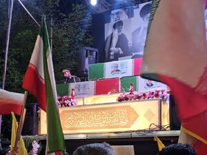 عکس/ پیکر شهیدان مجید خادمی، دکتر عباس عصاری و صدیقه عصاری در میدان انقلاب تهران