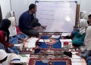 عکس/ معلمی که خانه‌اش را به کلاس درس تبدیل کرد